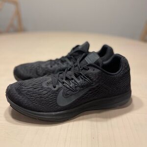 Nike Mens Air Zoom Winflo 5 size 11.5
